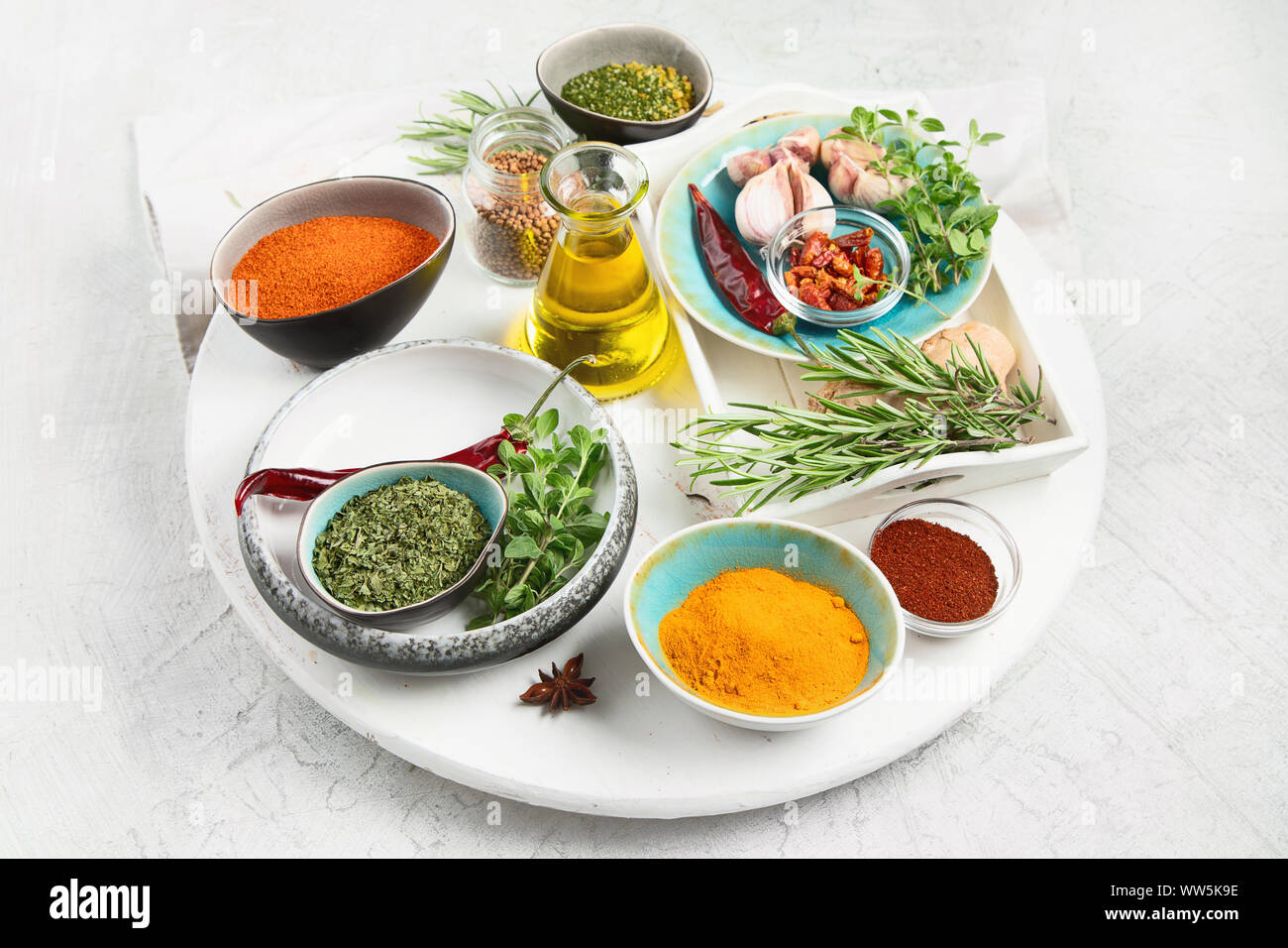 Fresca e le erbe aromatiche essiccate e le spezie. Cucinare, mangiare sano concetto. Foto Stock