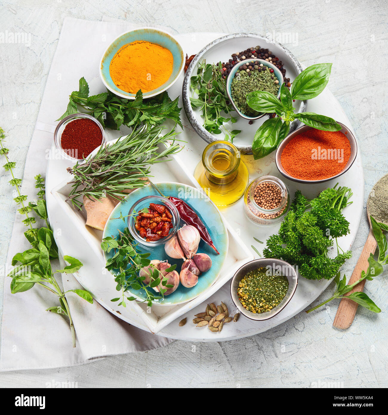 Fresca e le erbe aromatiche essiccate e le spezie. Cucinare, mangiare sano concetto. Vista superiore Foto Stock
