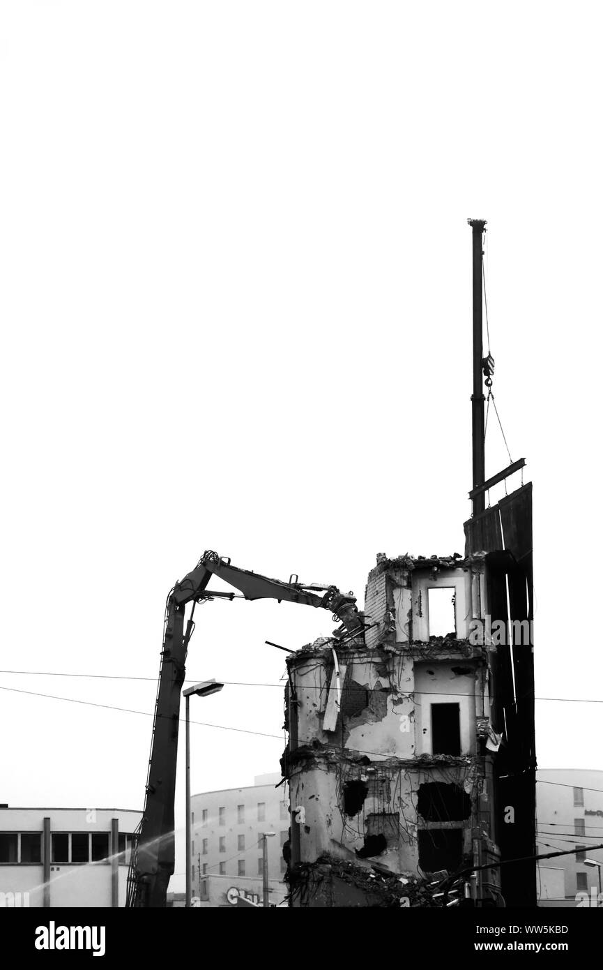 La fotografia di una demolizione gru a lavorare su una casa, Foto Stock