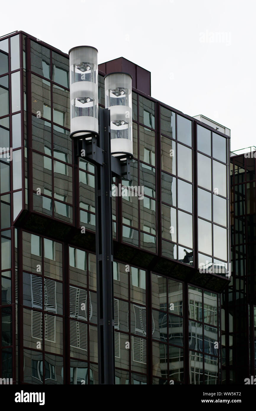 Abstract riflessioni di street lampade in vetro anteriore di una casa moderna, Foto Stock