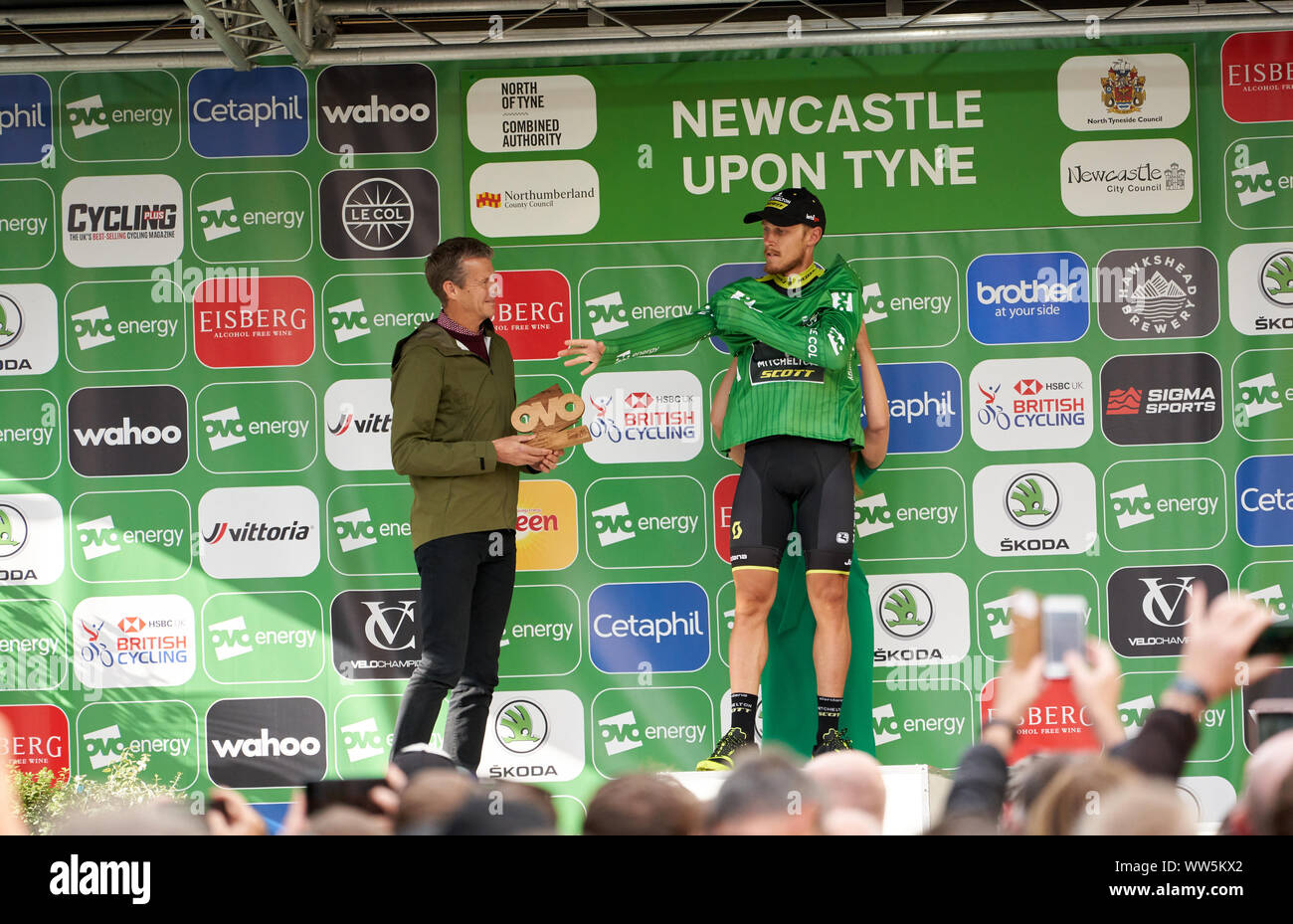NEWCASTLE UPON TYNE, Regno Unito - 09 settembre 2019: Matteo TRENTIN (Mitchelton-SCOTT) sul podio riceve il premio per la maglia verde di Sta Foto Stock