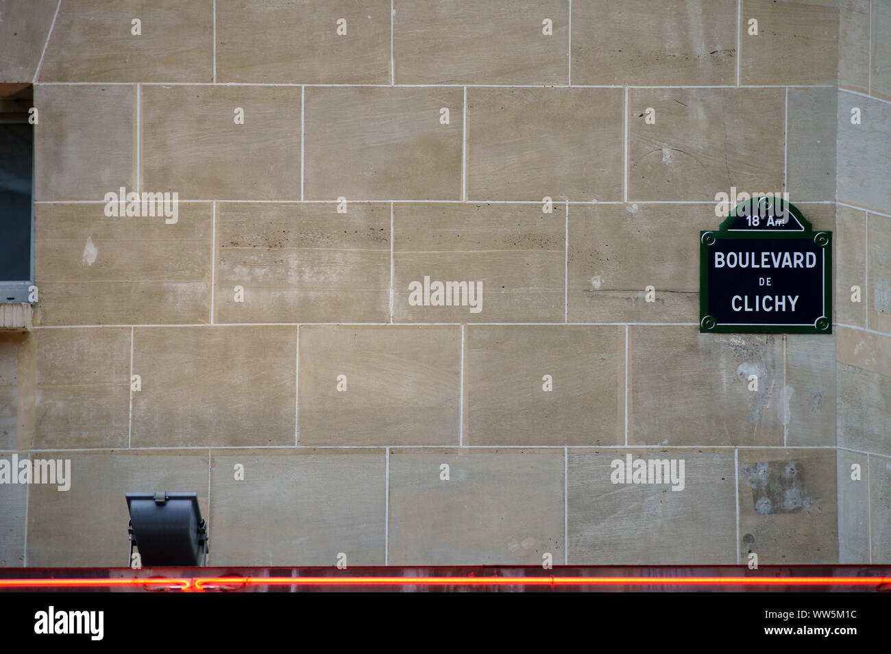 La fotografia di un cartello stradale per il boulevard de Clichy in corrispondenza di una parete di una casa, Foto Stock