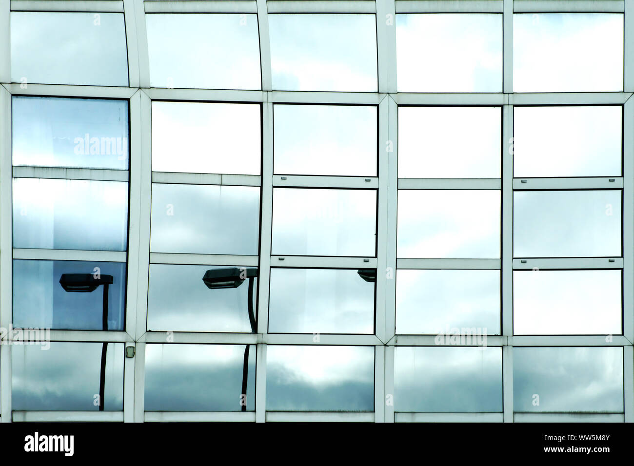 Abstract riflessioni di street lampade in vetro anteriore di una casa moderna, Foto Stock