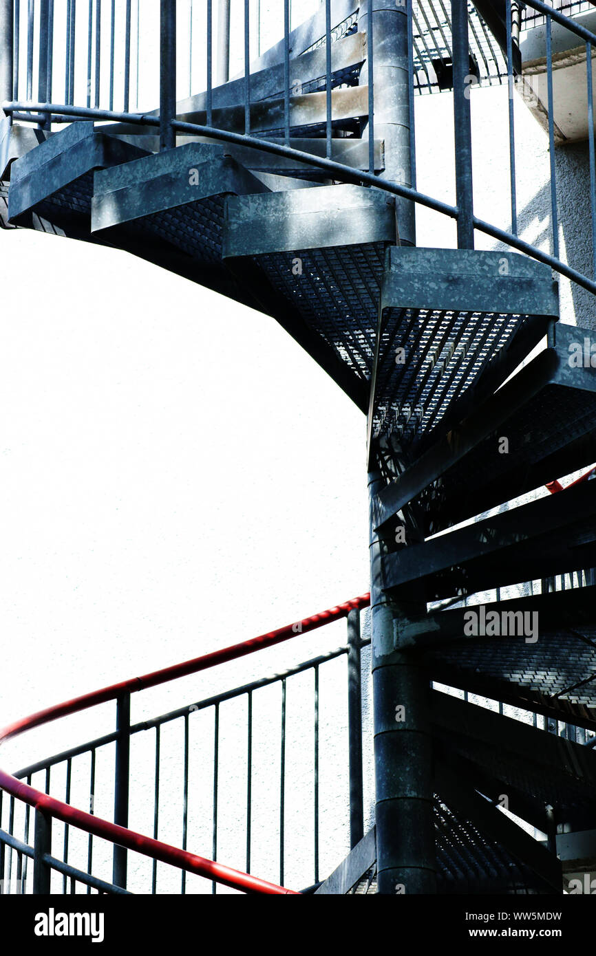 Una scala a chiocciola, fire escape, a lato della facciata di un edificio, Foto Stock