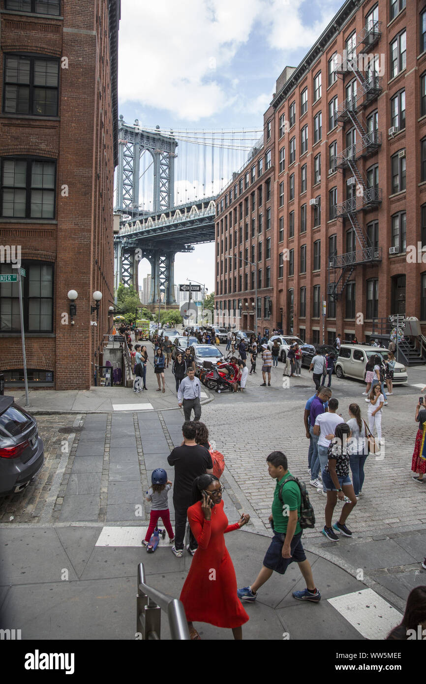 DUMBO (giù sotto Manhattan Bridge cavalcavia) quartiere di Brooklyn, New York. Foto Stock