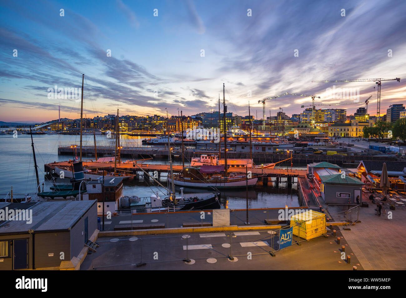 Porto di Oslo con la barca e lo skyline di notte nella città di Oslo, Norvegia. Foto Stock