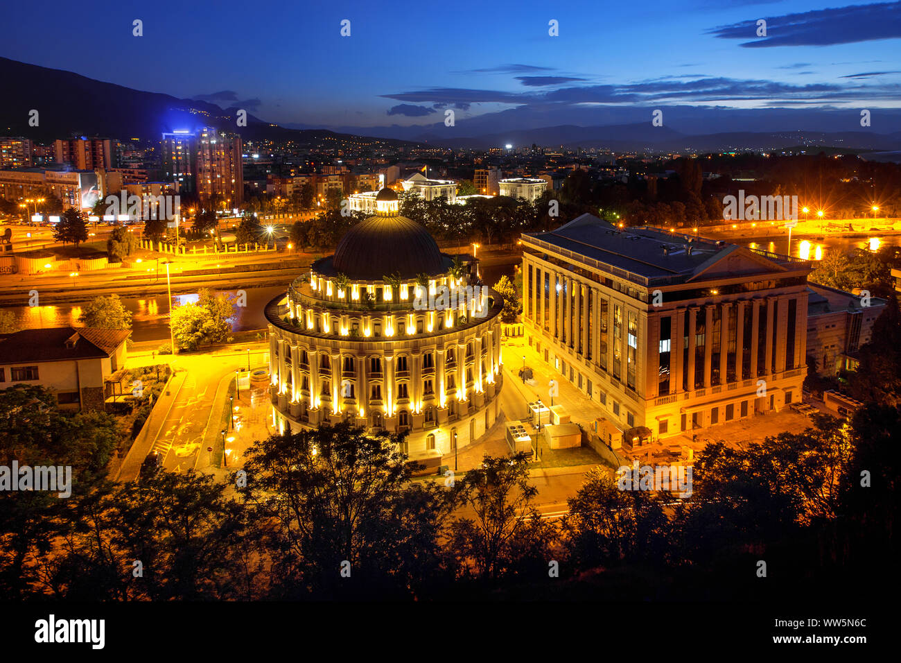 Skyline della città di notte, Skopje, Macedonia Foto Stock