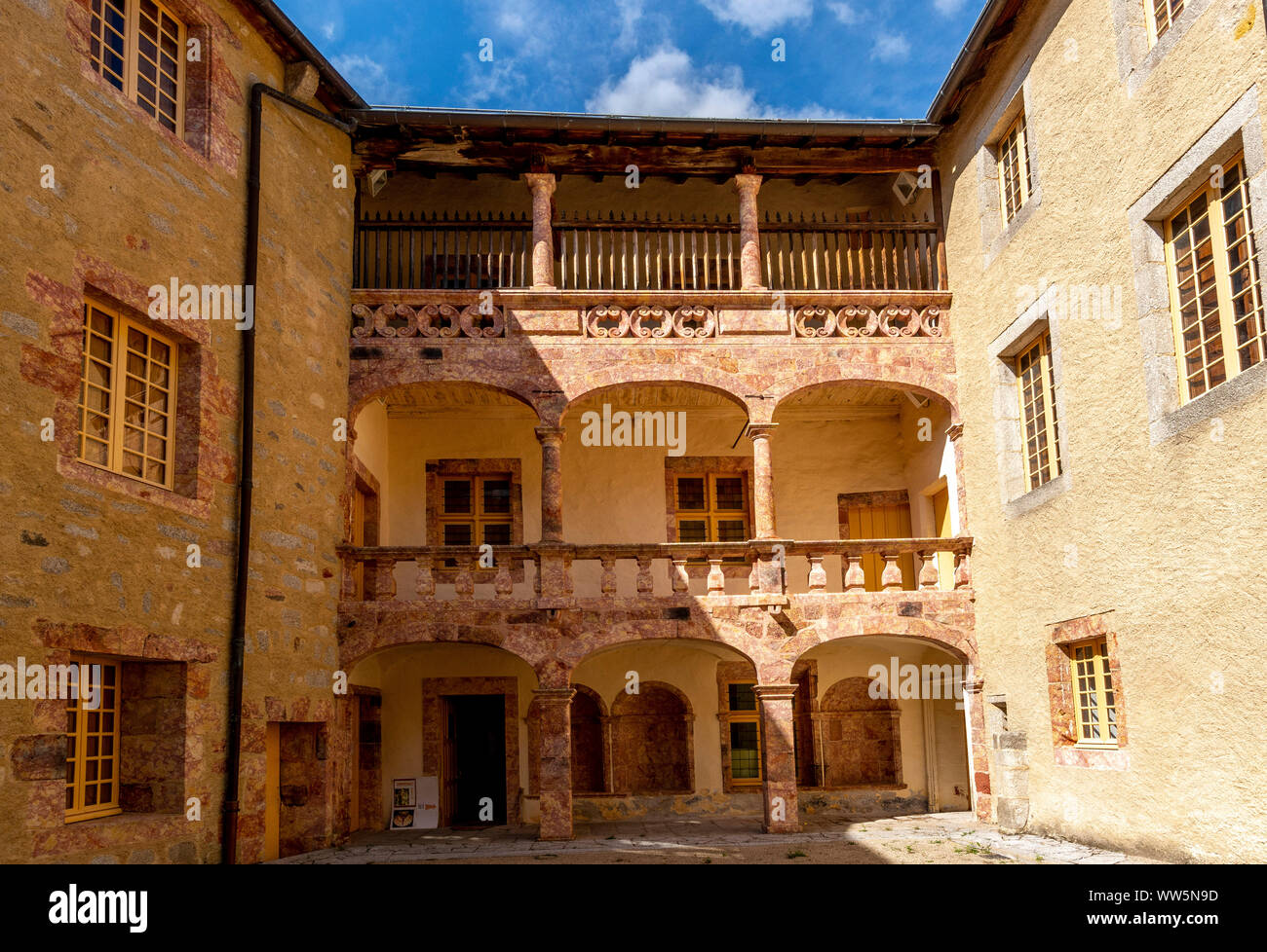 Castello di Saint-Alban, Saint-Alban sur Limagnole, Via di San Giacomo, Lozere department, Occitanie, Francia, Europa Foto Stock