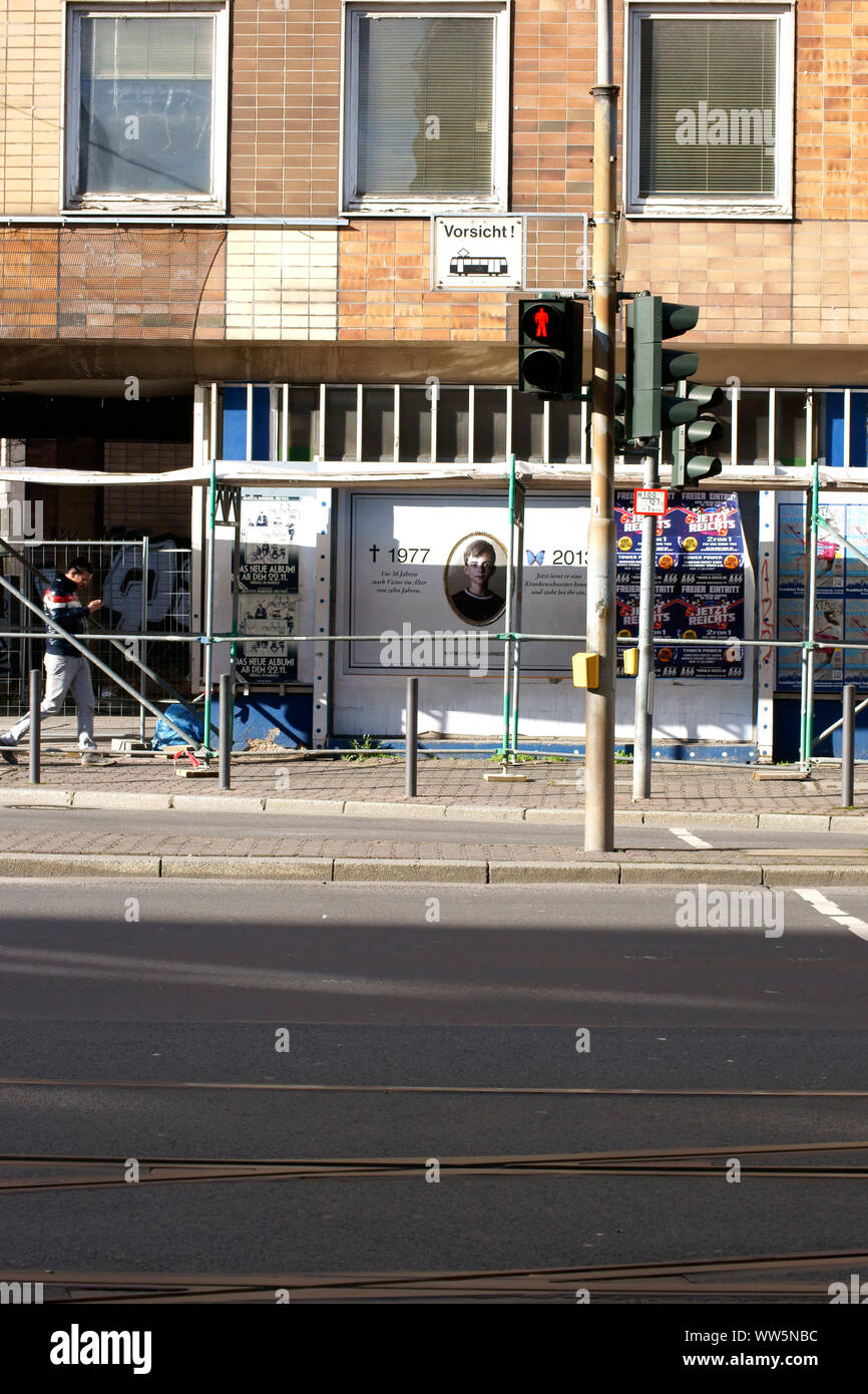Un passaggio pedonale un semaforo in un cantiere con manifesti a Francoforte, Foto Stock