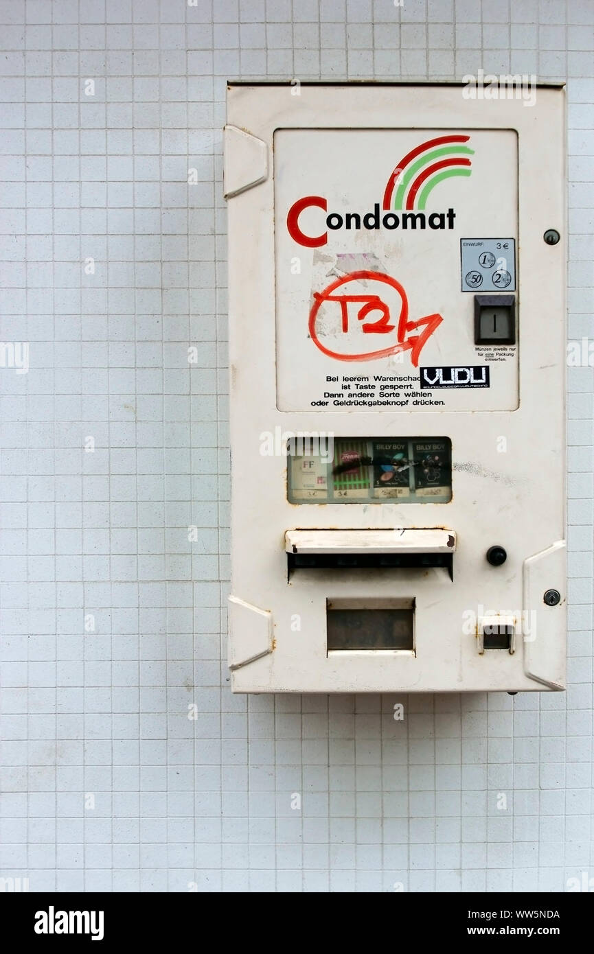 Il pubblico preservativo macchina della società Condomat su una parete piastrellata in Hamm, Foto Stock