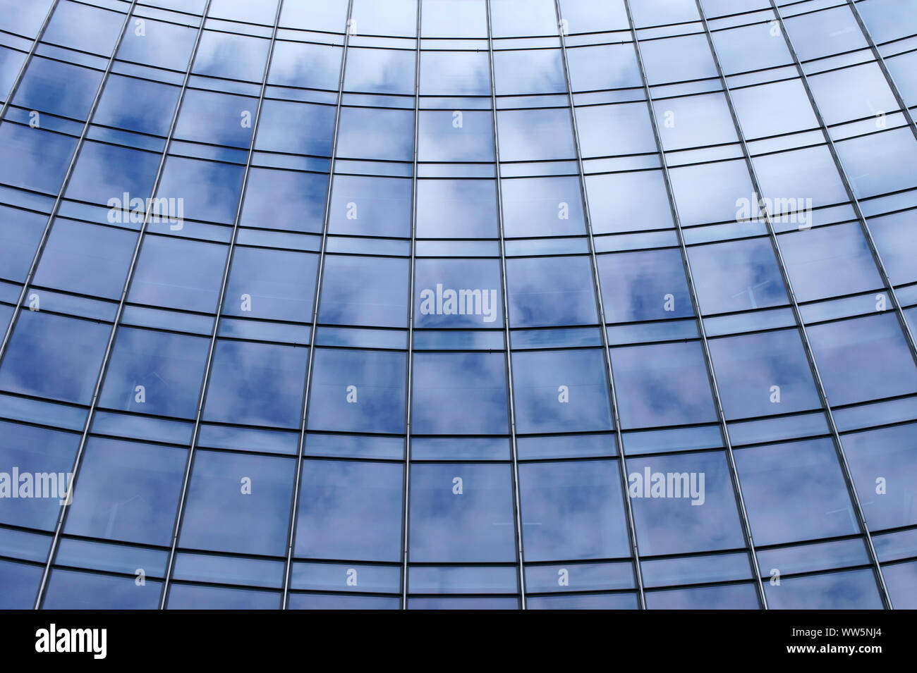 La fotografia del cloud riflessioni nelle finestre di un elevato aumento della facciata, Foto Stock