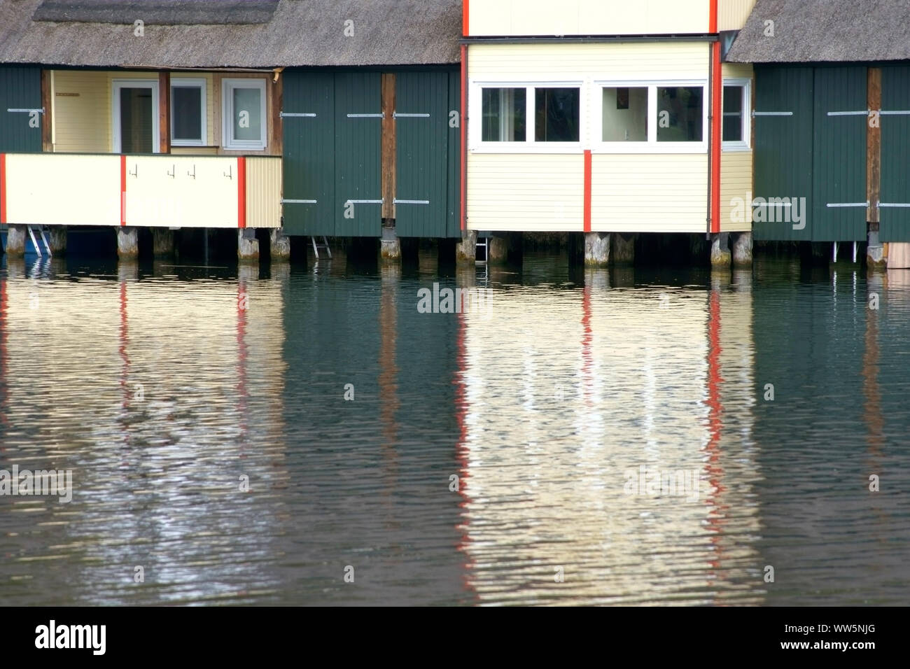 La fotografia di case con la barca sparso in un lago, Foto Stock