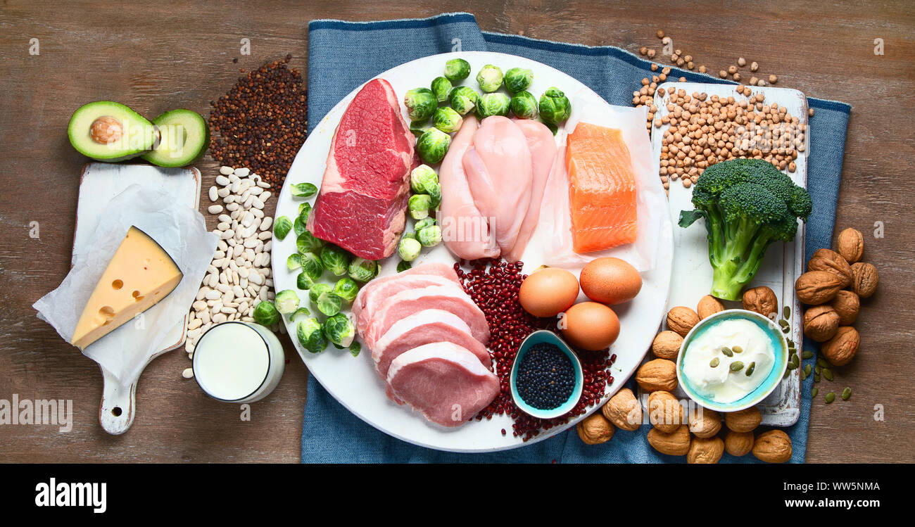 Migliori alimenti ricchi di proteine. Mangiare sano concetto. Salute del corpo e la costruzione di cibo. Vista superiore, panorama, banner Foto Stock Migliori alimenti ricchi di proteine. Mangiare sano concetto. Salute del corpo e la costruzione di cibo. Vista superiore, panorama, banner Foto Stock