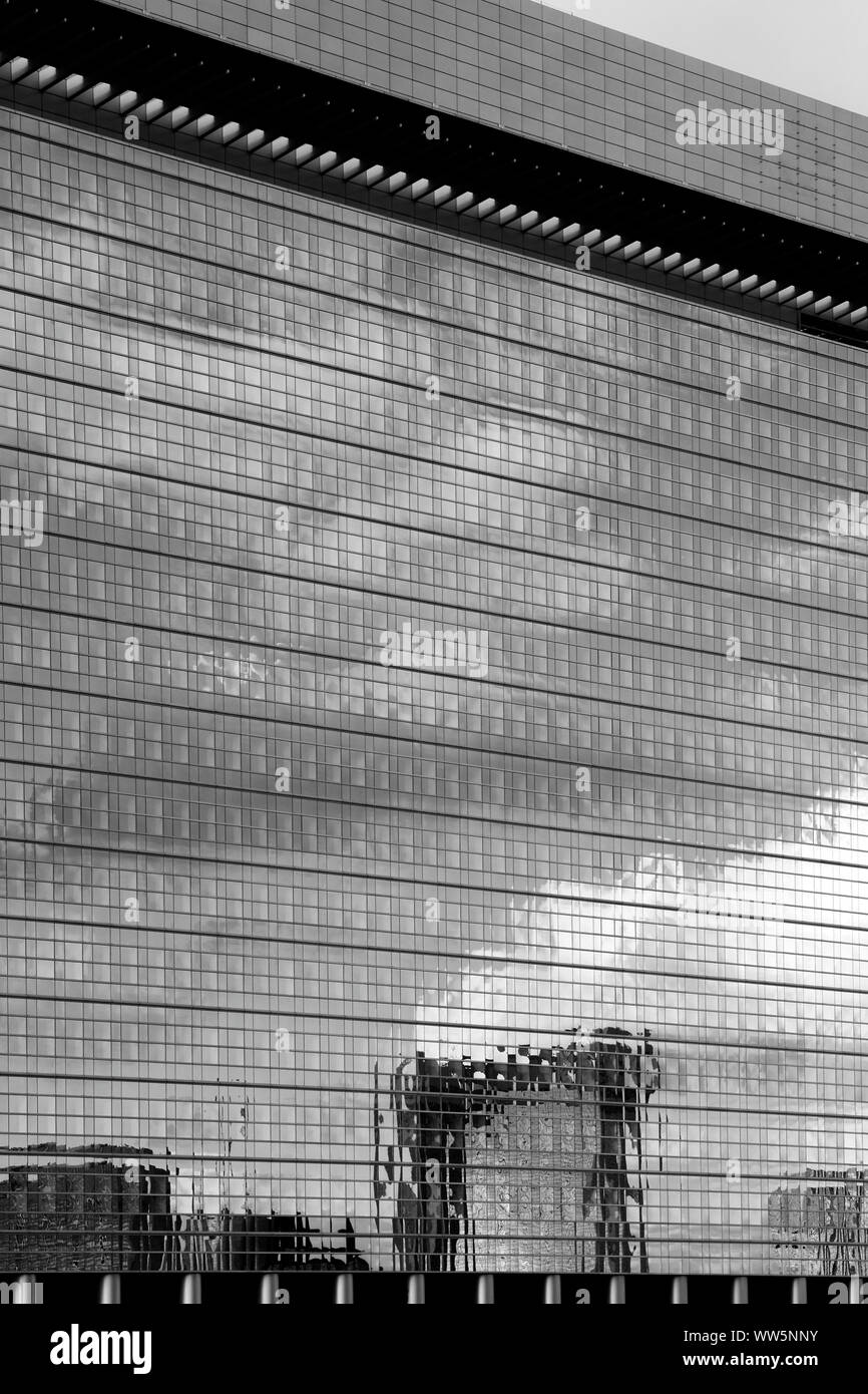 La fotografia di un abstract alto della facciata con la riflessione di una skyline e di nuvole, Foto Stock
