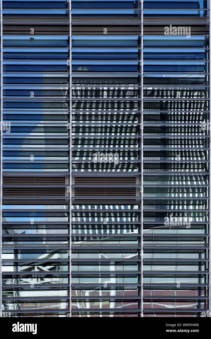 La fotografia astratta di alta crescita riflessioni in una facciata con le veneziane, Foto Stock