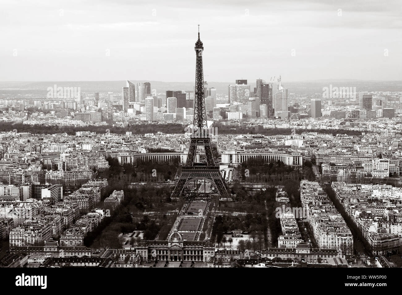 Ripresa aerea della Torre Eiffel e di infrastruttura e una skyline di Parigi, Foto Stock