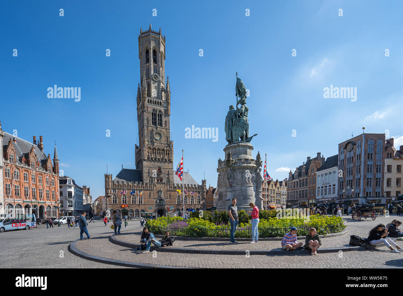Bruges, Belgio - 16 Maggio 2019: il campanile di Bruges con la piazza del mercato di Bruges, Belgio. Foto Stock