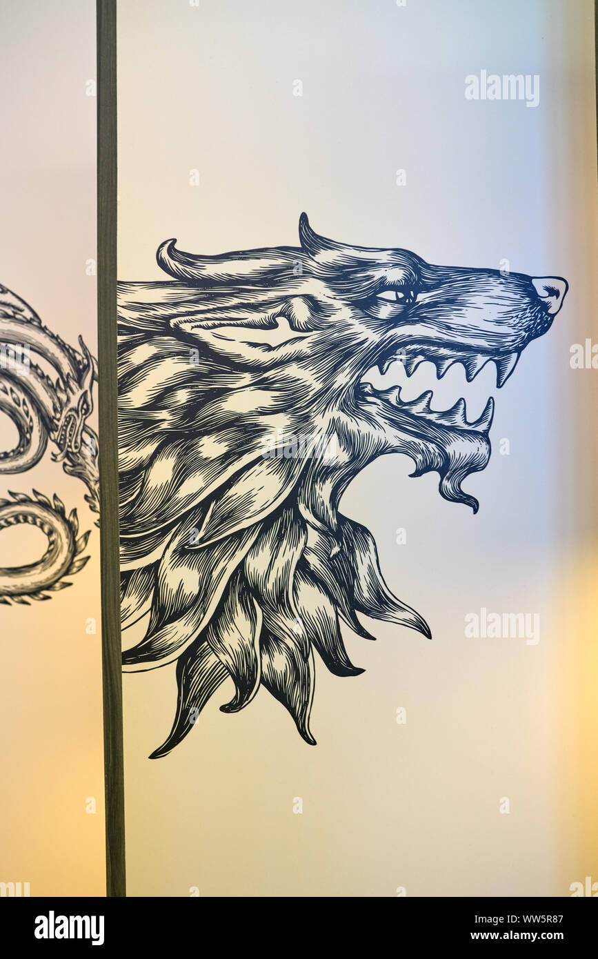 SINGAPORE - circa aprile, 2019: Immagine ravvicinata di casa Targaryen Stark a Changi Airport, terminale 3 Foto Stock