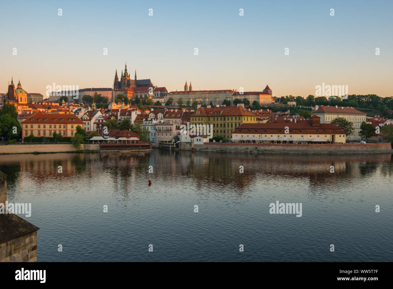 Il fiume Moldava e Praga dello skyline della città in Repubblica Ceca. Foto Stock