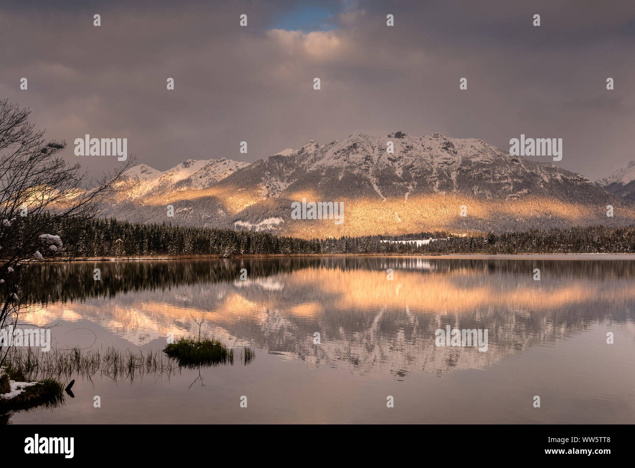 La coperta di neve Barmsee con light nella coperta di neve sul Karwendel, sul gruppo Soiern Foto Stock