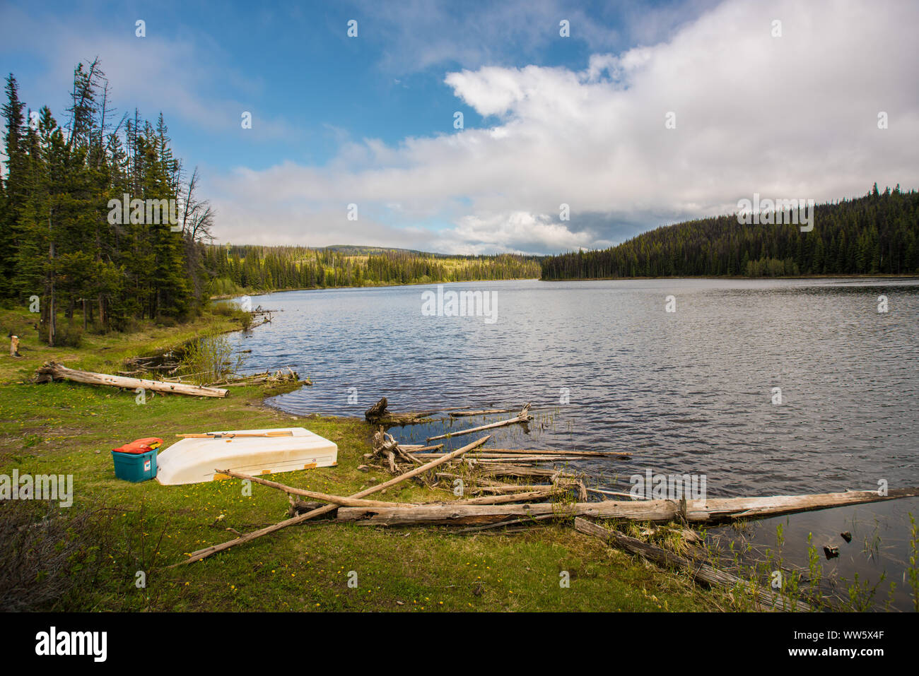 Il lago in nessun luogo con una piccola barca a remi sulla riva, British Columbia, Canada Foto Stock
