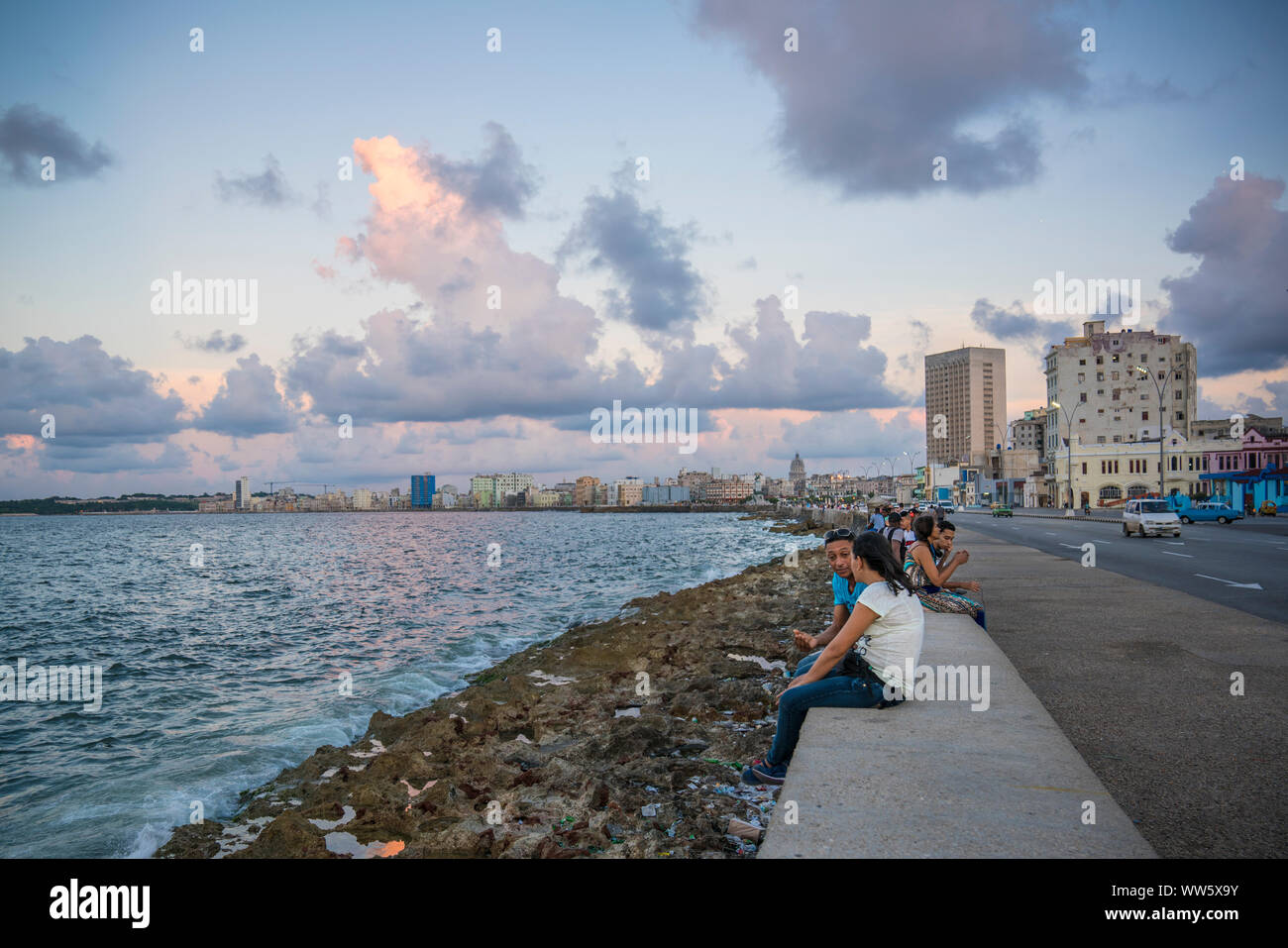 Gente seduta sul muro al Malecon, atmosfera pacifica, Havana, Cuba Foto Stock
