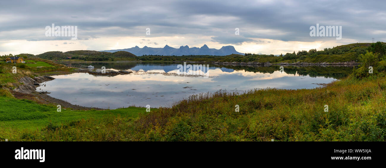 Vista panoramica, scenario sull isola Heroywith mountain range sette sorelle (syv søstre), Norvegia,Nordland Foto Stock