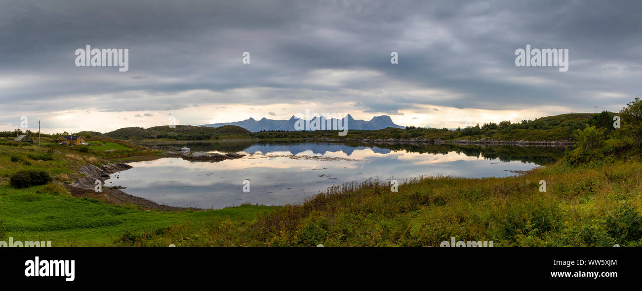 Vista panoramica, scenario sull isola Heroywith mountain range sette sorelle (syv søstre), Norvegia,Nordland Foto Stock