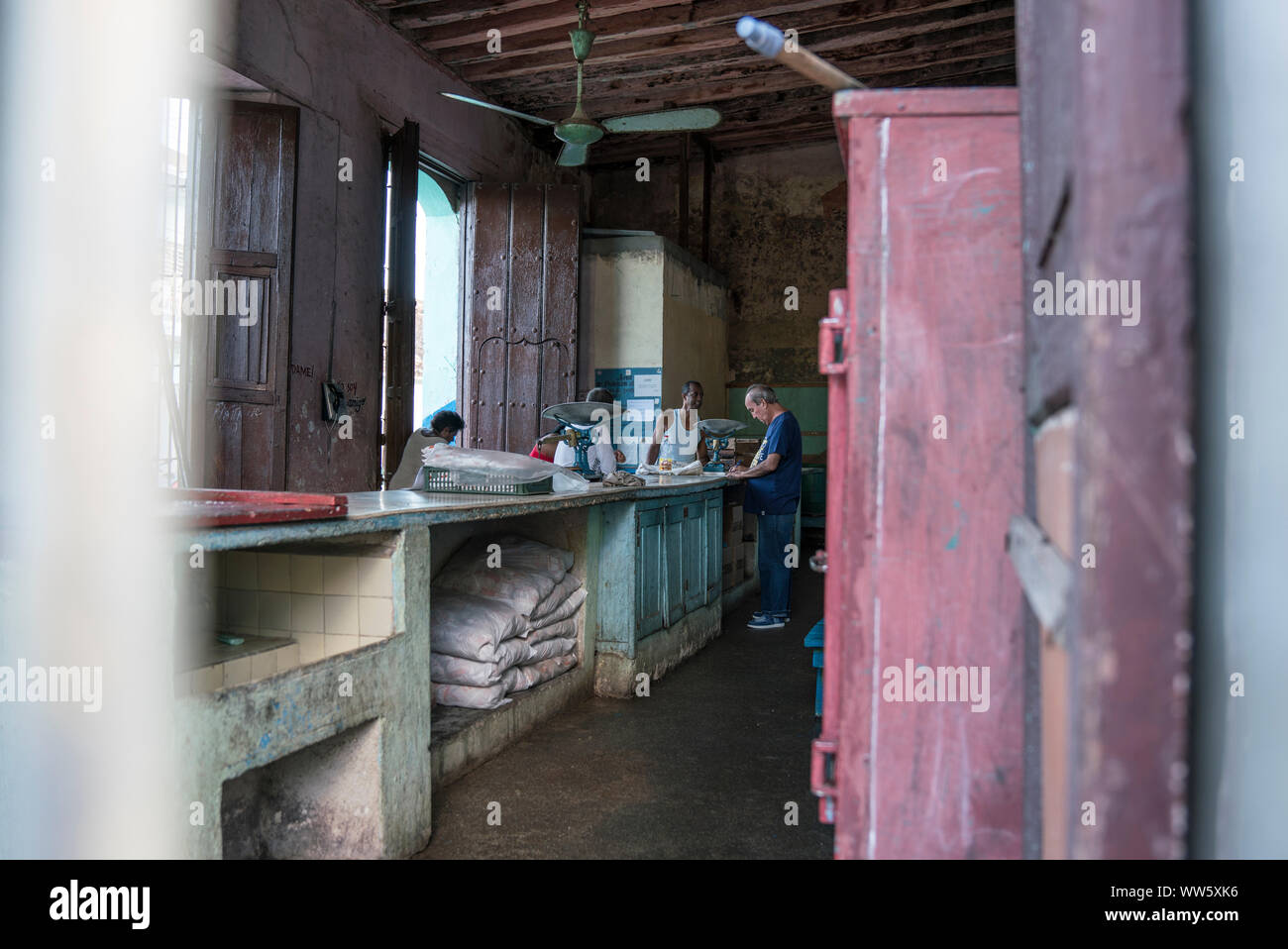 Una Bodega, un negozio dove i locali cabina acquistare cibo e prodotti, come il sapone, dentifricio, sigarette, lampadine per i prezzi sovvenzionati, Trinidad, Cuba Foto Stock