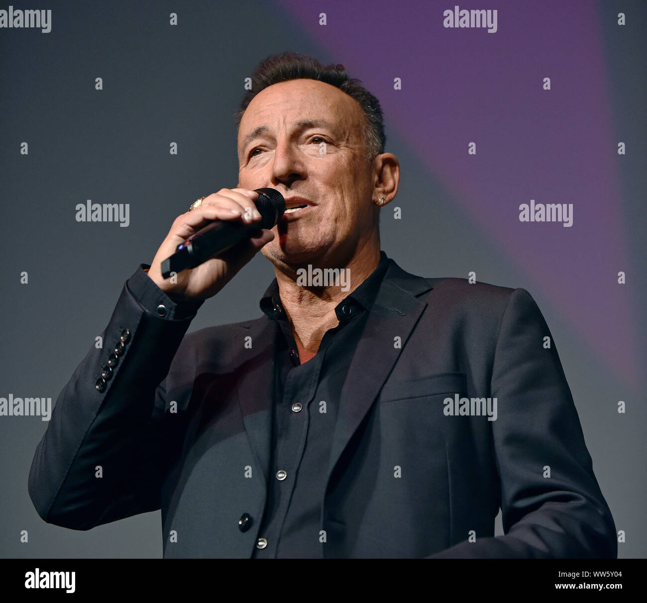 Toronto, Canada. Xii Sep, 2019. Bruce Springsteen introduce il suo film al pubblico alla premiere mondiale di gala per lo screening di 'Western stelle' a Roy Thomson Hall durante il Toronto International Film Festival di Toronto in Canada il Giovedì 12 Settembre, 2019. Foto di Chris Chew/UPI Credito: UPI/Alamy Live News Foto Stock