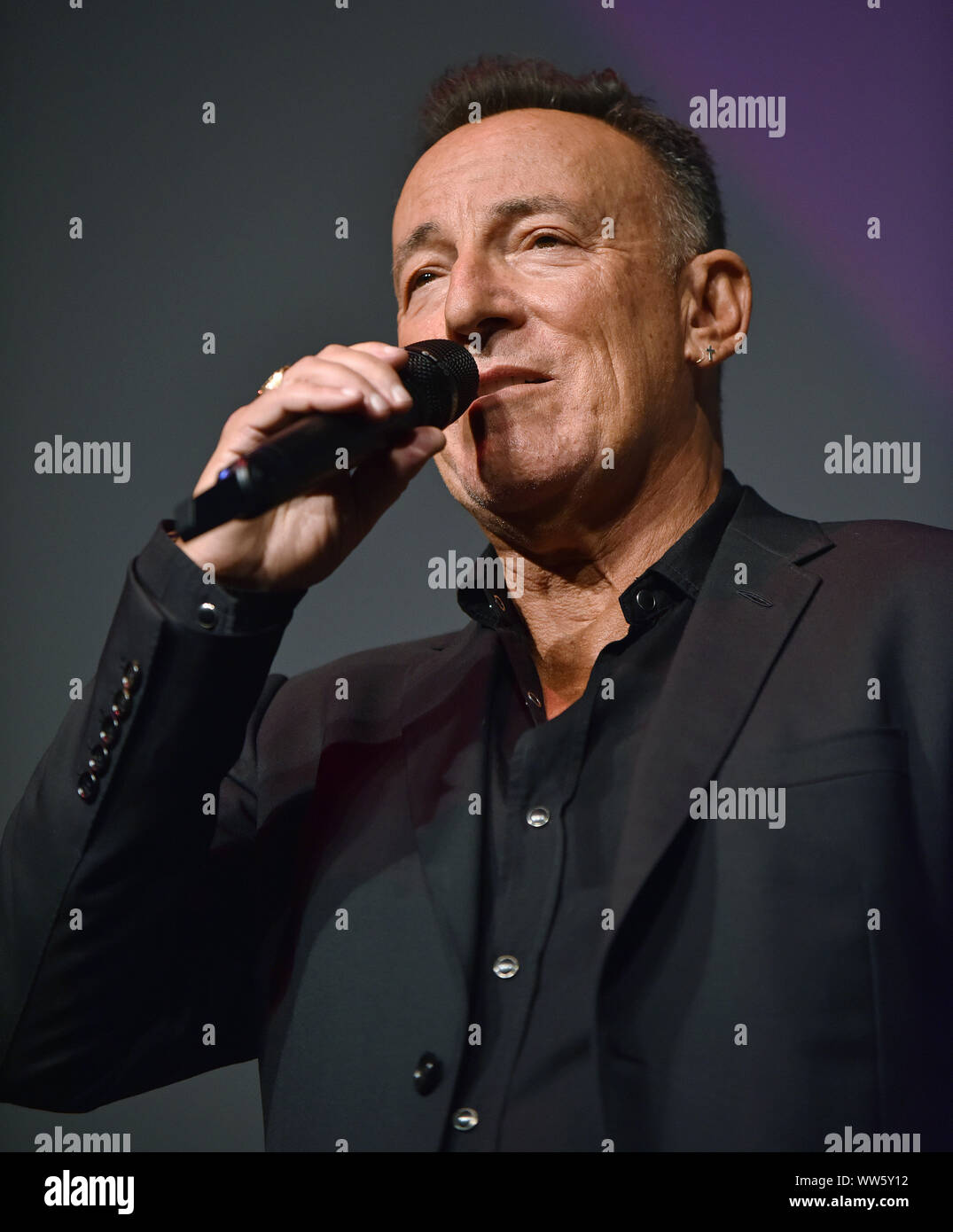 Toronto, Canada. Xii Sep, 2019. Bruce Springsteen introduce il suo film al pubblico alla premiere mondiale di gala per lo screening di 'Western stelle' a Roy Thomson Hall durante il Toronto International Film Festival di Toronto in Canada il Giovedì 12 Settembre, 2019. Foto di Chris Chew/UPI Credito: UPI/Alamy Live News Foto Stock