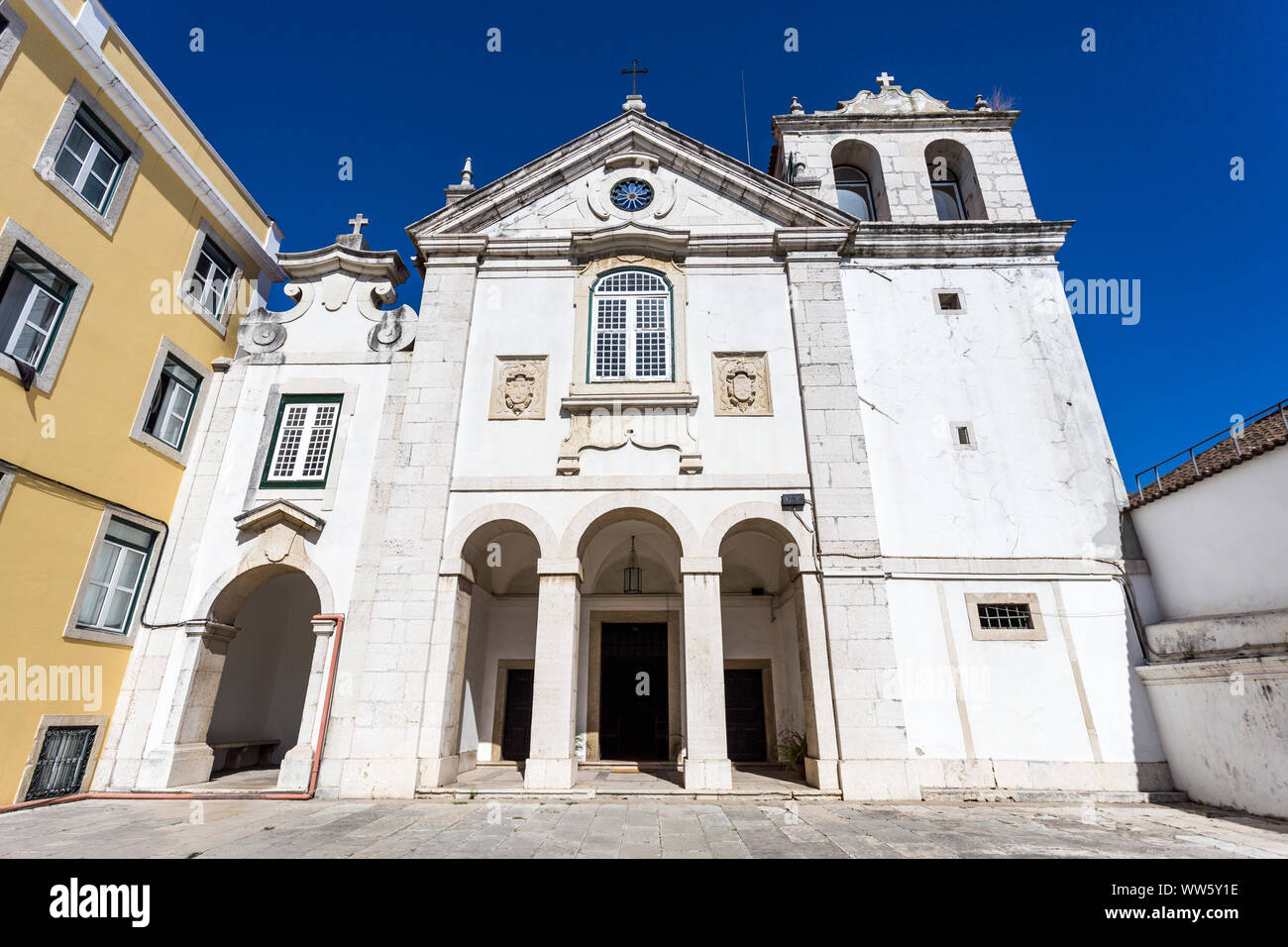 La facciata della Cattedrale di San Paolo (XVII secolo), la sede della Chiesa lusitano (la Comunione Anglicana in Portogallo), Lisbona, Portogallo Foto Stock