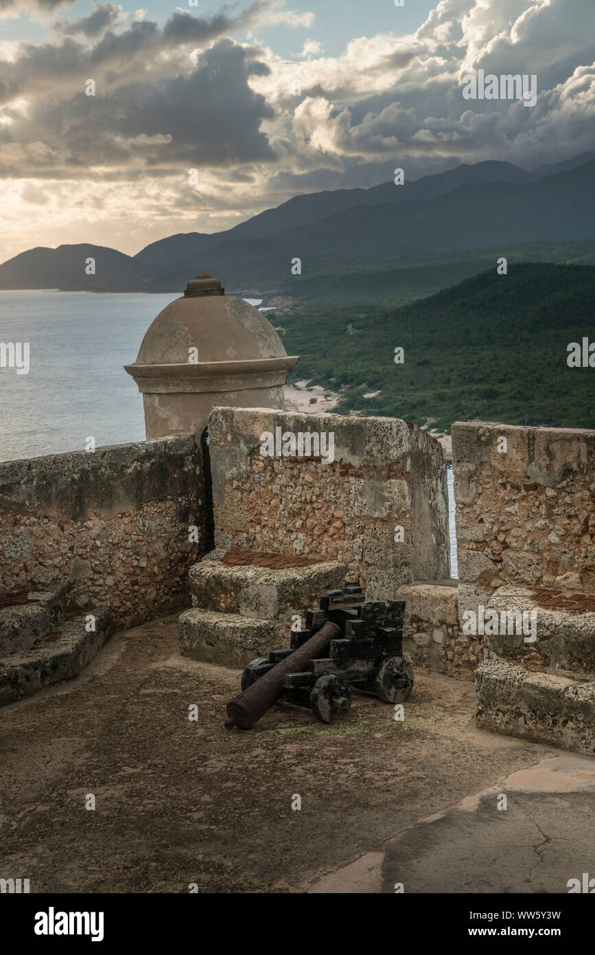 Vista dalla fortezza di Santiago de Cuba con le fortificazioni, il Castillo de San Pedro de la Roca, Cuba Foto Stock