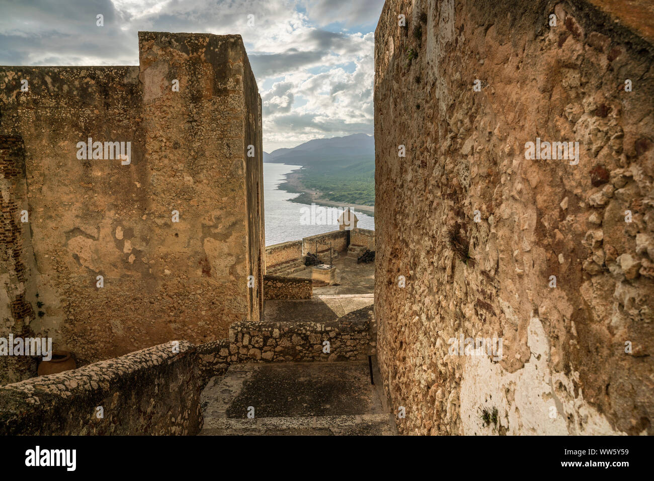 Vista attraverso le mura della fortezza di Santiago de Cuba, il Castillo de San Pedro de la Roca, Cuba Foto Stock