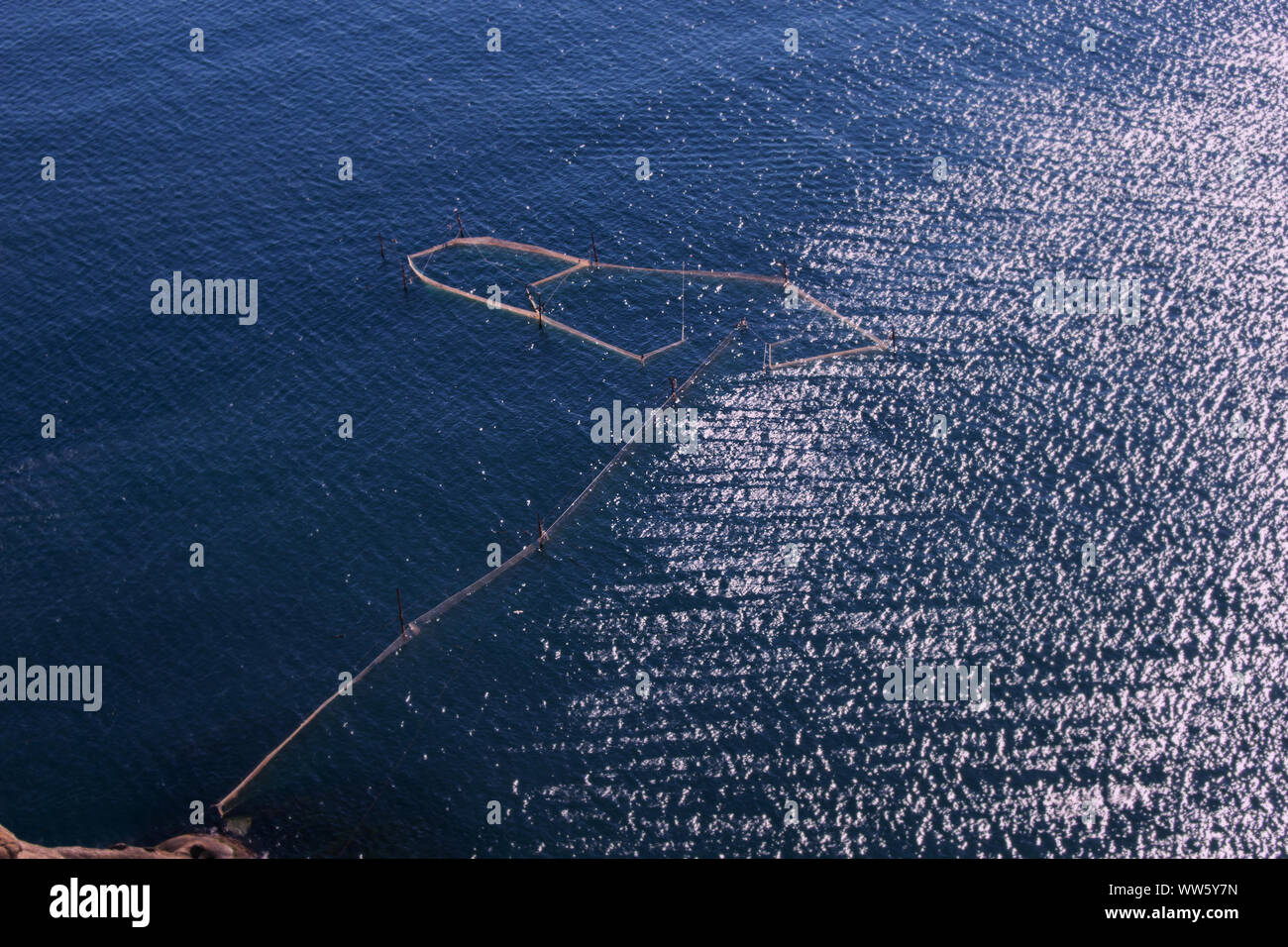 Pound net; pesce stazionario trappola, kiddle in mare, vista dall'alto Foto Stock