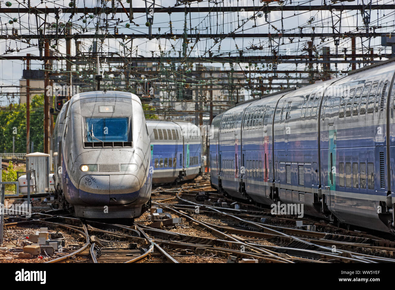 Francia, Parigi, tracce di giunzioni, interruttori, treni, incontro del treno Foto Stock