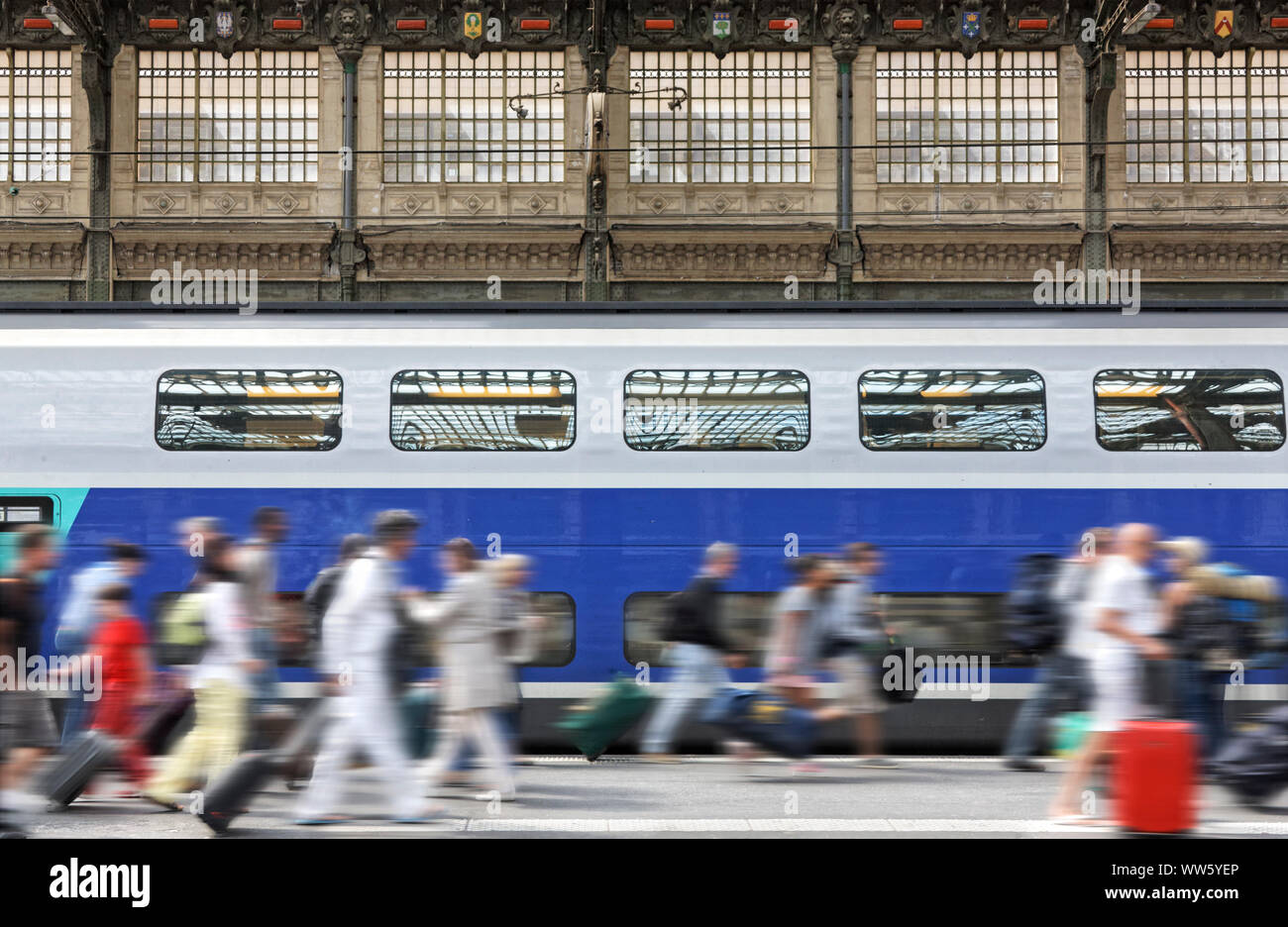 Francia, Parigi, treno, piattaforma hall, persone in esecuzione sulla piattaforma, motion blur, [M] Foto Stock
