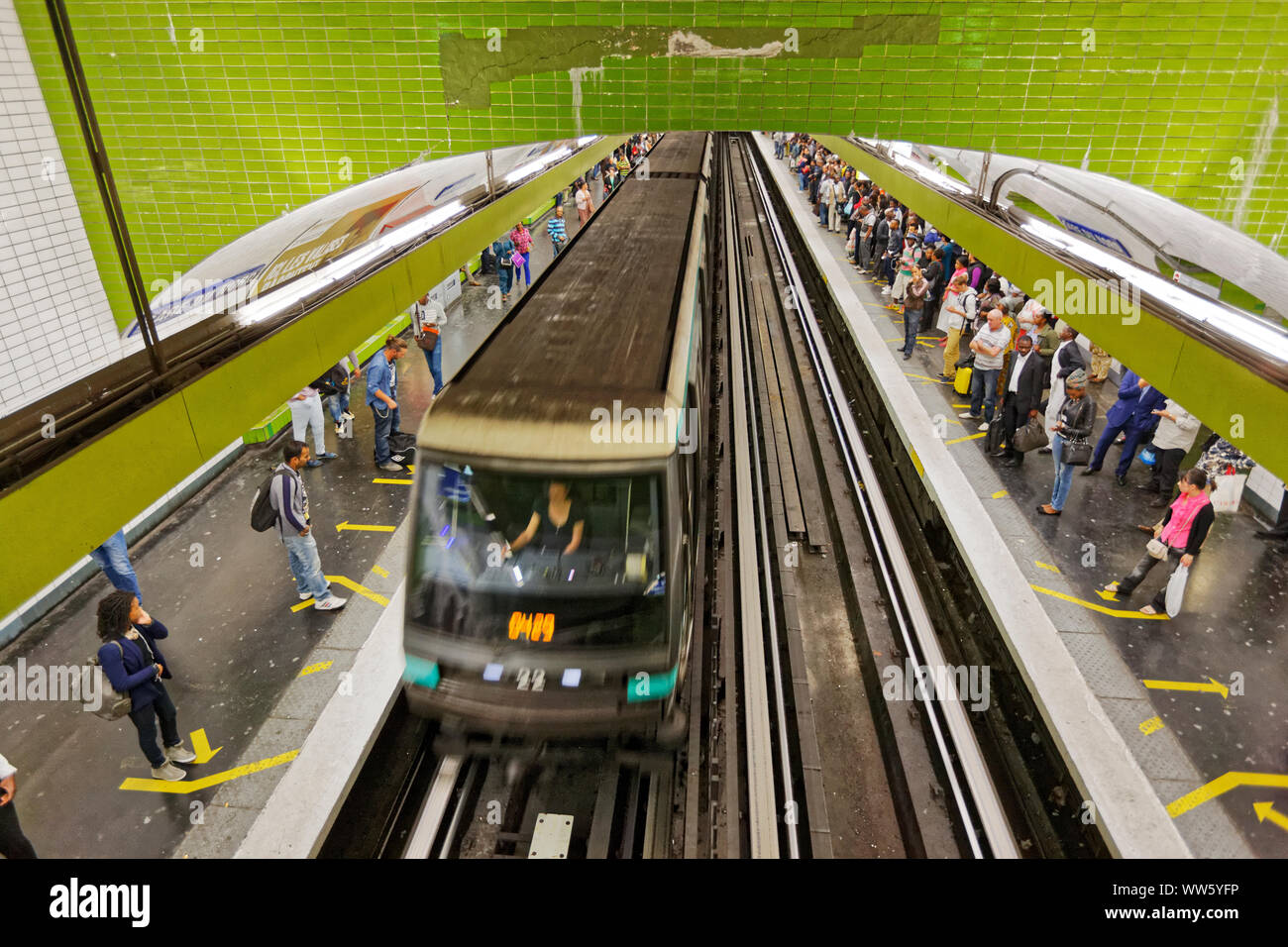 Francia, Parigi, treno, motion blur, stop, tunnel, macchinista, persone in attesa, tracce live rotaie Foto Stock