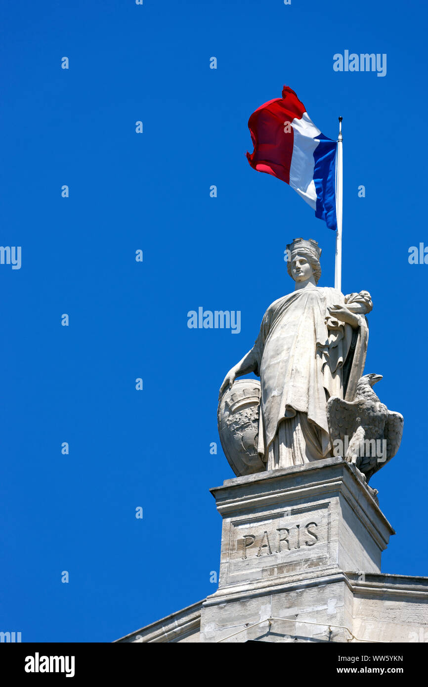 Francia, Parigi, station building, bandiera al vento, statua, iscrizione, cielo blu Foto Stock