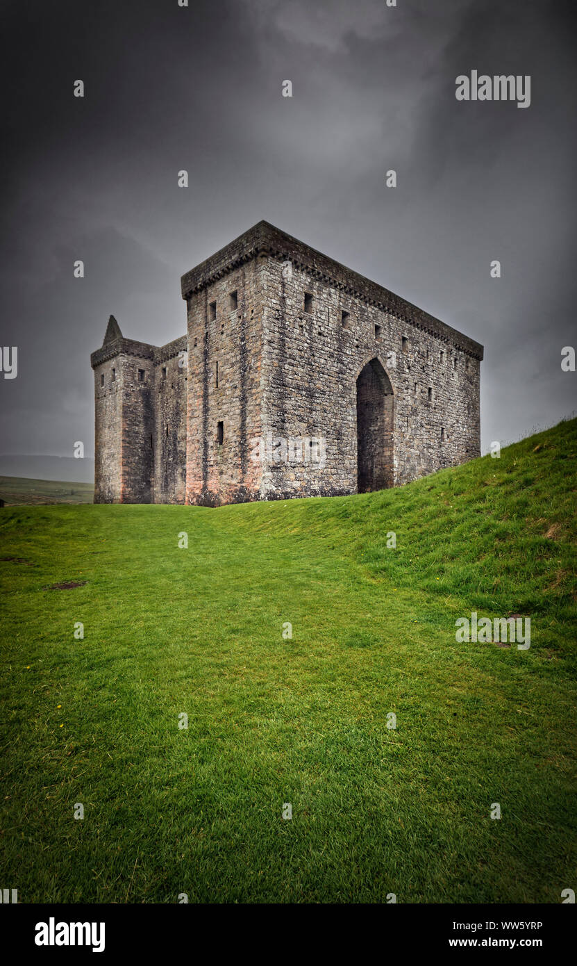 Gran Bretagna, Scozia, castello rovina Hermitage, molto nuvoloso, digitali elaborati Foto Stock