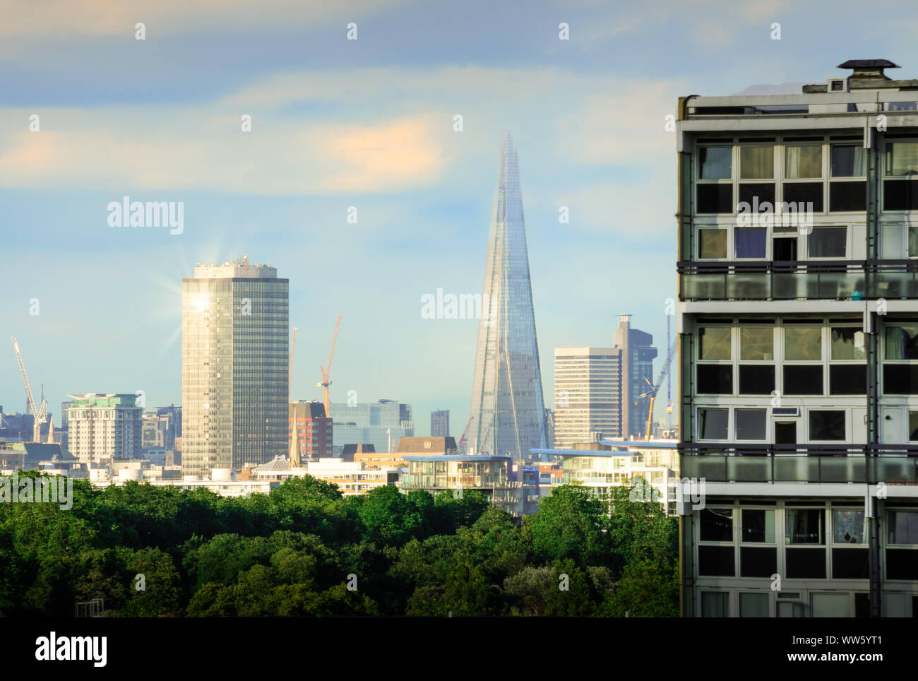 Ricca incontra poveri. Lo skyline di Londra da Battersea Foto Stock