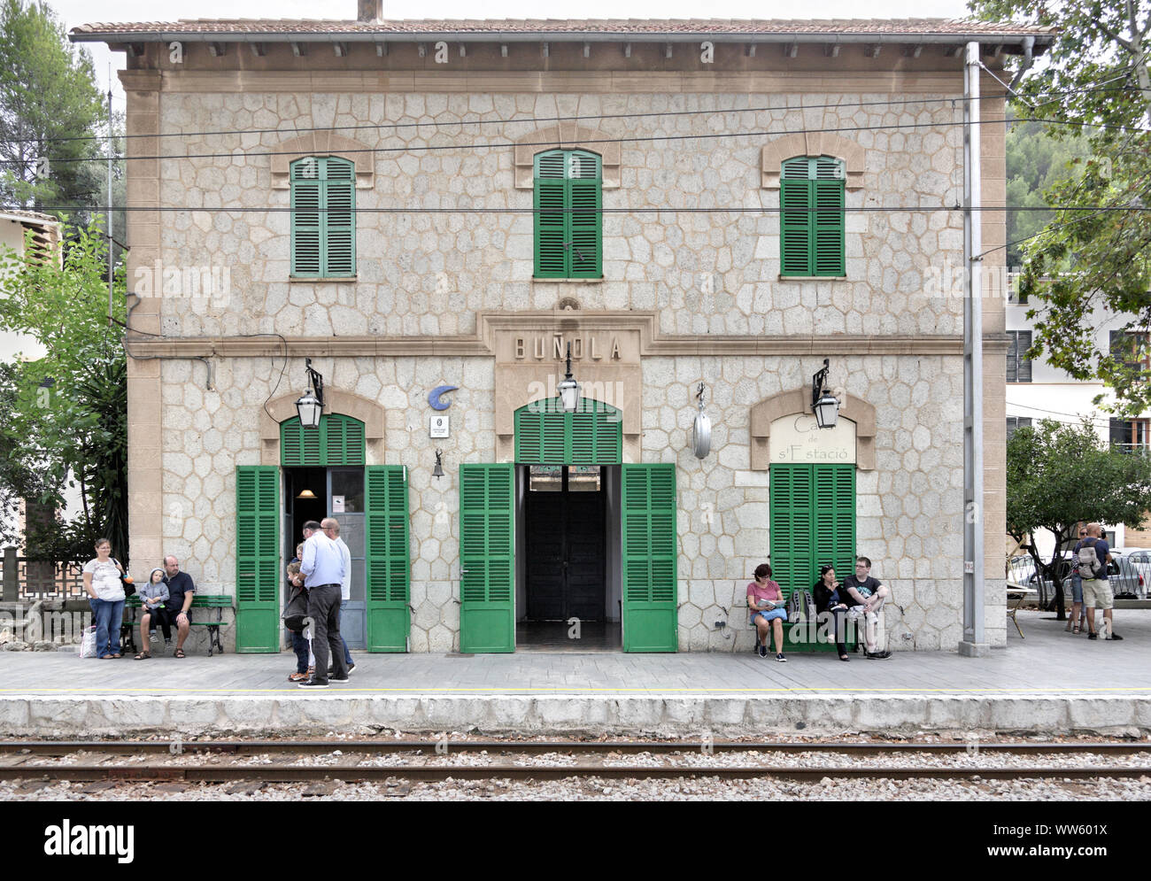 Spagna, Maiorca, Bunyola, stazione ferroviaria, piattaforma, persone in attesa di un treno, Foto Stock