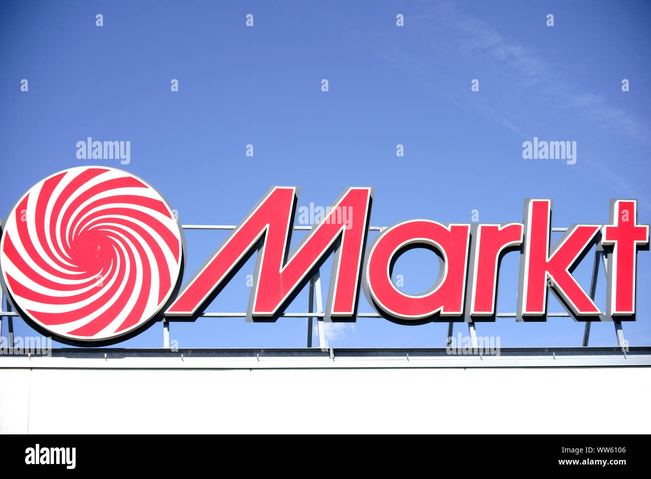Il rosso luminoso segno della società di elettronica e hifi mercato Media Markt sul bordo del tetto di una facciata Foto Stock