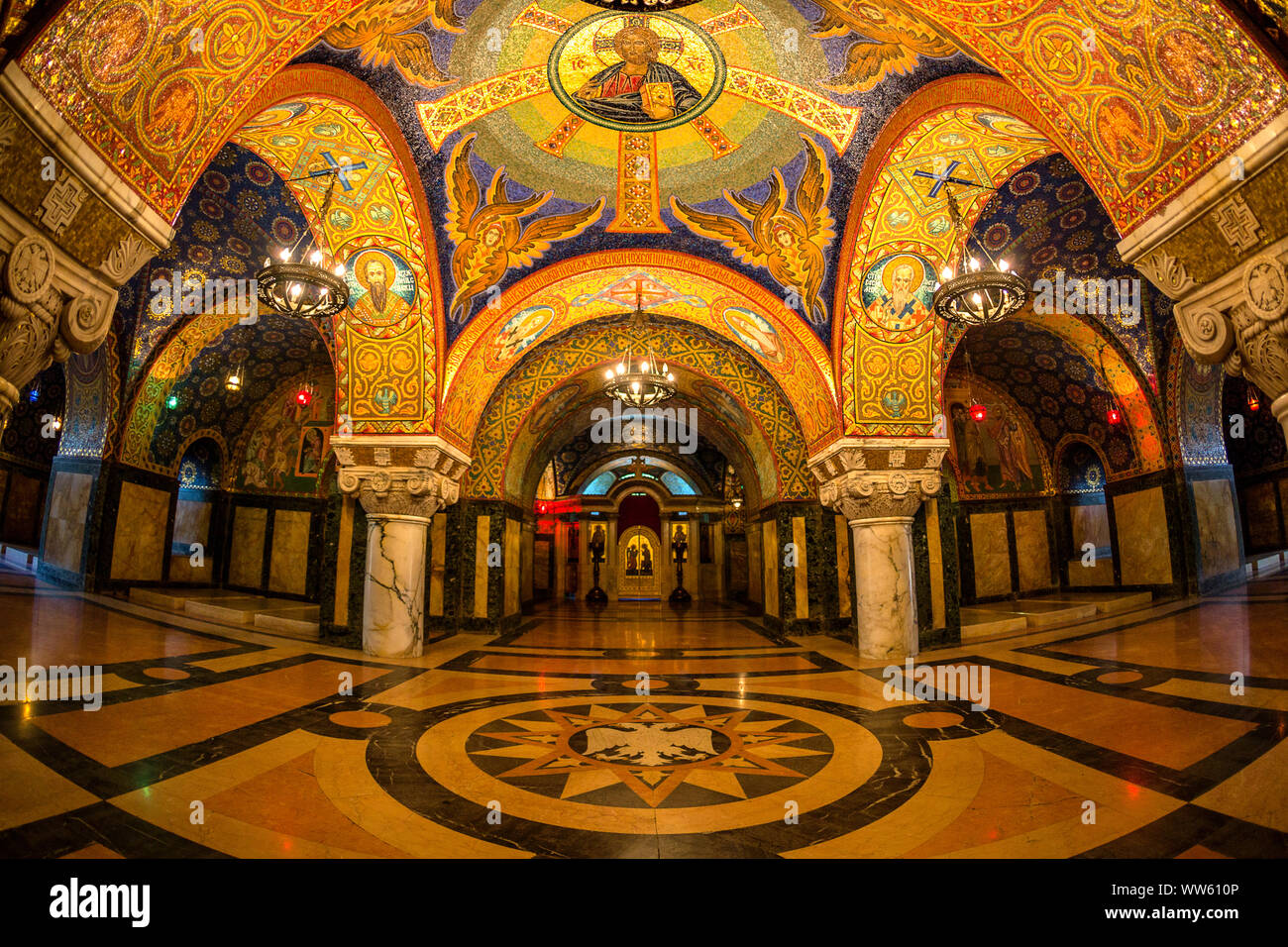 La cripta della chiesa di San Giorgio, Oplenac Hill, Topola, Serbia Foto Stock