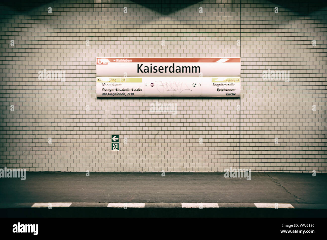 Il segno del piastrellato fermata della metropolitana Kaiserdamm a Berlino, Foto Stock