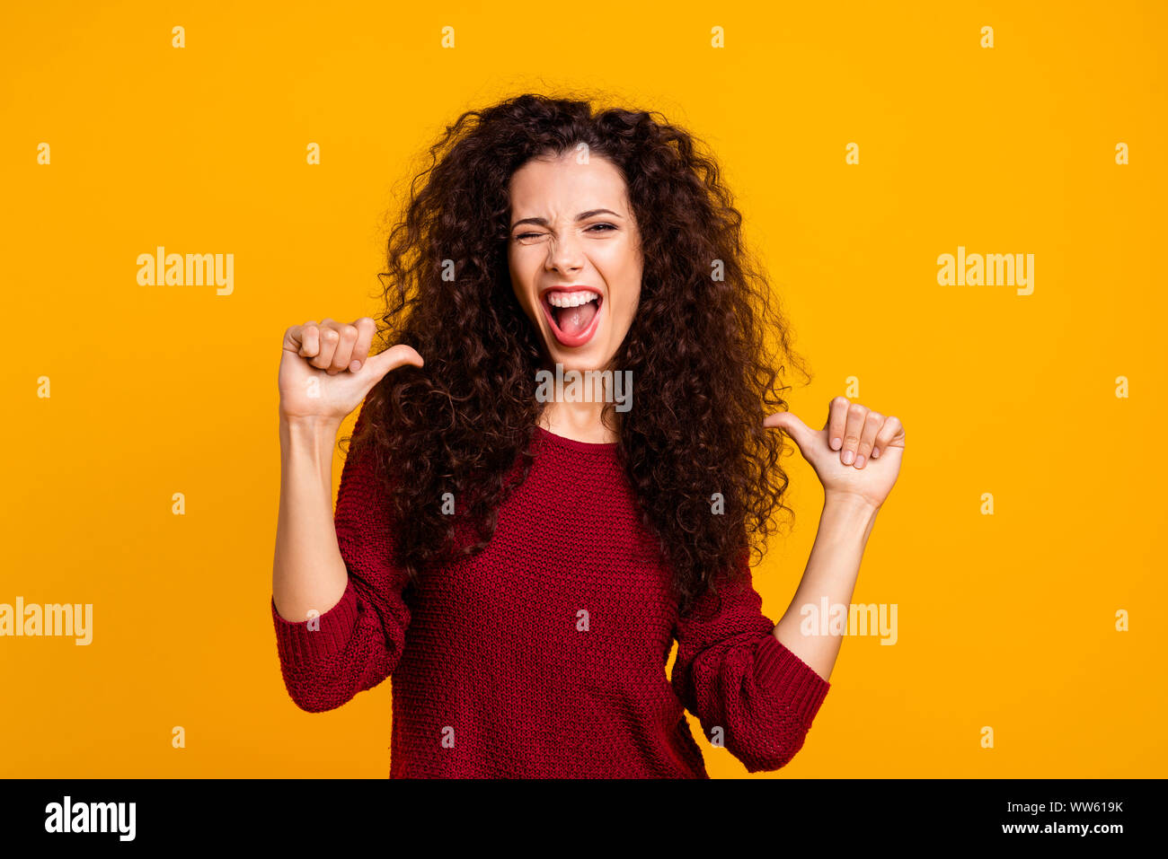 Close up foto incredibile bella lei signora mani palms dita punto io amo io sto meglio crazy lampeggiante rosso da indossare pullover a maglia pullover Foto Stock