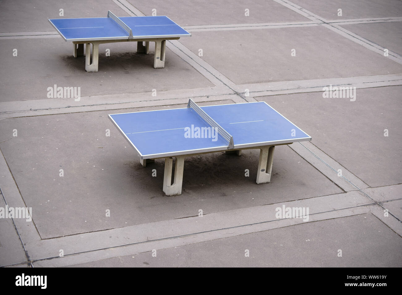 Due tavoli da ping pong su un calcestruzzo campo sportivo Foto stock - Alamy