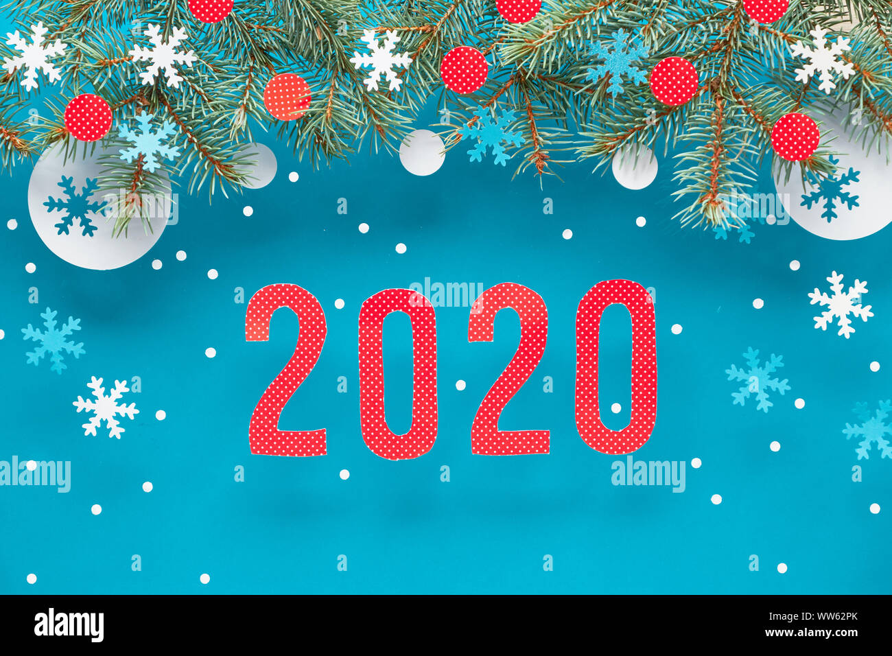 Felice Anno Nuovo 2020! Festosa sfondo inverno con ramoscelli di abete, blu rosso e bianco decorazioni di carta. Appartamento laico, vista dall'alto sulla luce blu sullo sfondo della carta Foto Stock