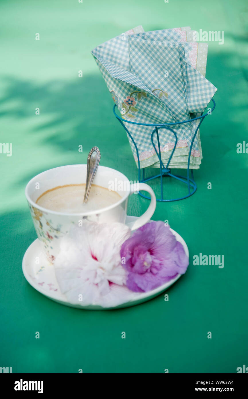 Compleanno di DIY decorazione, tazza di caffè, fioriture, paralume come portatovaglioli Foto Stock