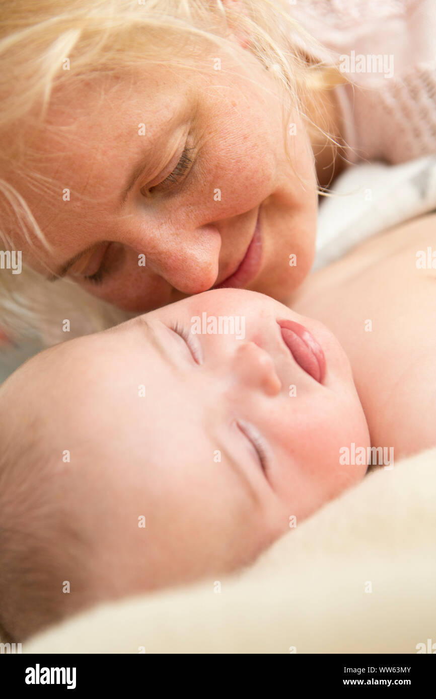 Madre con bambino dorme nel letto, dettaglio Foto Stock